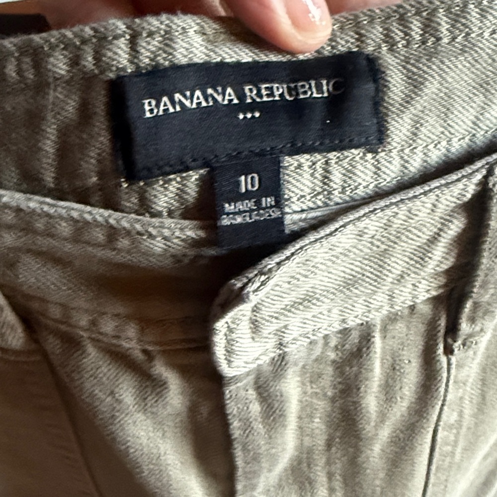 LIKE NEW! Banana Republic Women’s Cargo in Olive Green
